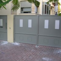 שער ברזל בכניסה לבית פרטי