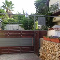 שער כניסה לבית פרטי עשוי מברזל