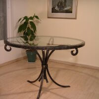 שולחן ברזל בשילוב זכוכית
