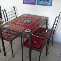 שולחן אוכל וכיסאות עשויים ברזל