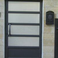 שער ברזל בכניסה לבית פרטי