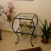 שולחן עשוי ברזל בשילוב זכוכית