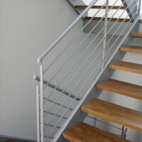 מדרגות ומעקה ברזל בשילוב עץ