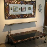 שולחן ומראה תואמת מברזל בכניסה לבית פרטי