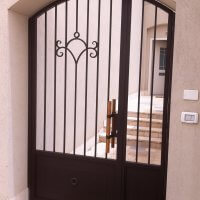 שער כניסה מברזל לבית פרטי