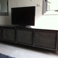 ארונית מזנון לטלויזיה עשויה ברזל