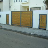 שער ברזל בשילוב עץ טבעי