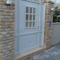 שער מברזל בכניסה לבית פרטי