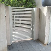 שער כניסה לבית פרטי מברזל צבוע לבן
