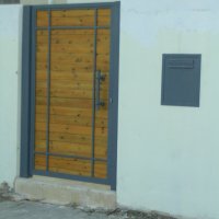 שער כניסה מברזל בשילוב עץ טבעי