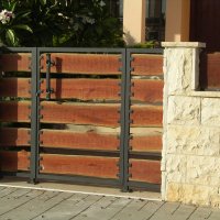 שער כניסה מברזל בשילוב עץ טבעי