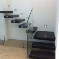 מדרגות ברזל עם מעקה זכוכית