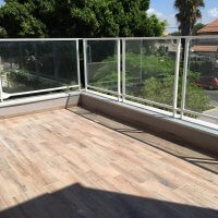 מעקה ברזל למרפסת משולב זכוכית