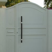 שער ברזל בכניסה לבית פרטי