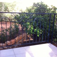 מעקה ברזל במרספת של בית פרטי