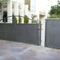 שער ברזל לחניה של בית פרטי