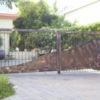 שער כניסה לבית פרטי עשוי מברזל