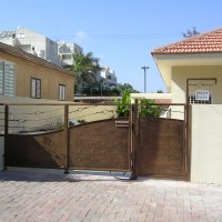 שער כניסה לבית פרטי עשוי מברזל